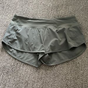 lululemon speed up 2.5 inch army green shorts sz 6